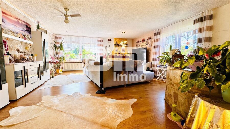 Teilsaniertes Einfamilienhaus mit Anbauten + Nebengebäude auf 1.600 m² Traumgartengrundstück - EG Wohnbereich 1 / Kamin